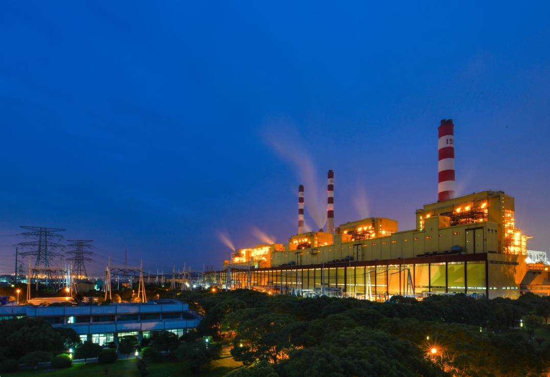 国家能源集团浙江北仑电厂厂房灯光璀璨 ，夜以继日全力做好能源保供